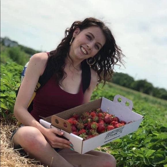 Meet your Posher, Megan - Picture 2 of 7